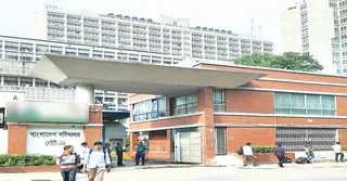 ৪৪ আমলার প্রত্যাহারের দাবিতে সচিবালয়ের সামনে জুলাই মঞ্চের অবস্থান